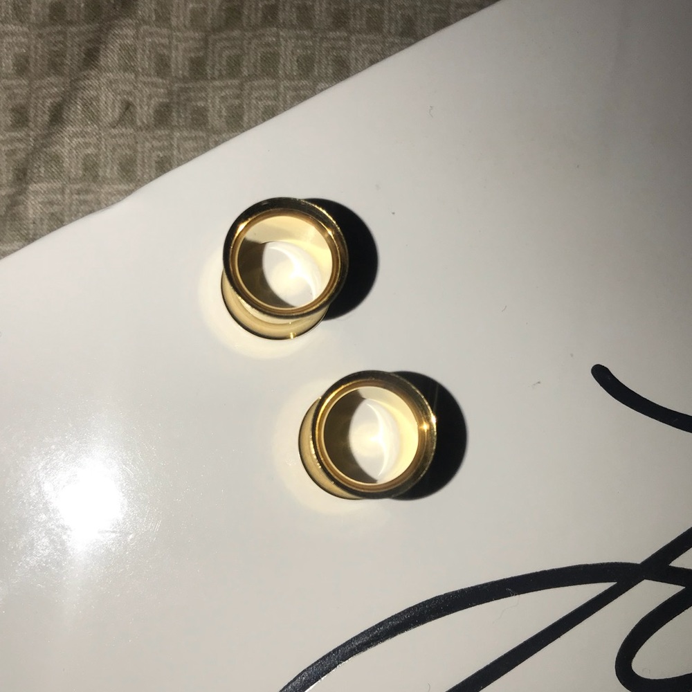 Gold saddle plugs